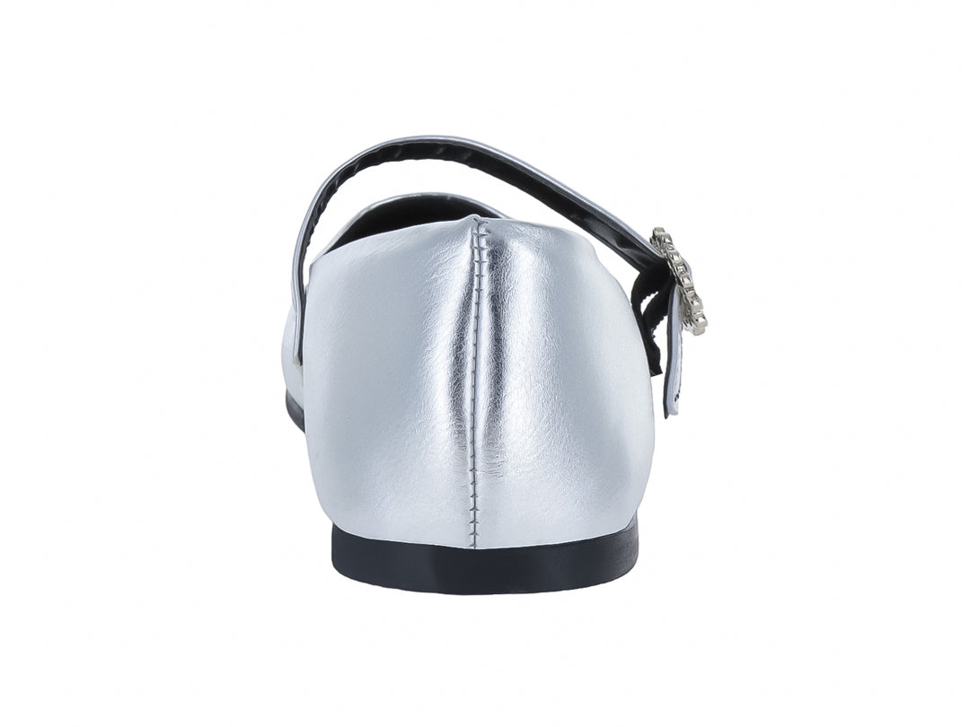 Zapato plano color plata metálico con correa y hebilla decorativa.