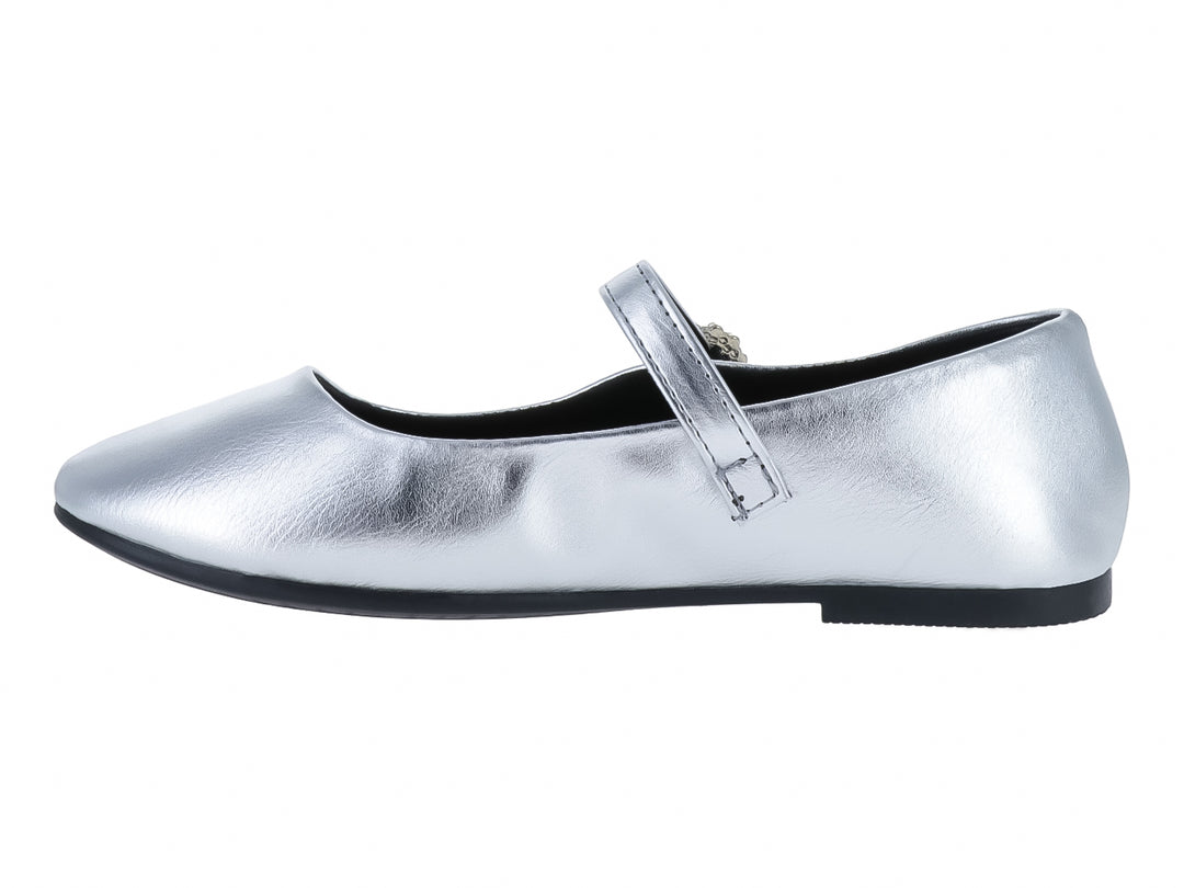 Zapato plano color plata metálico con correa y hebilla decorativa.