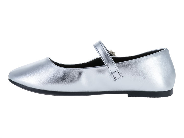 Zapato plano color plata metálico con correa y hebilla decorativa.
