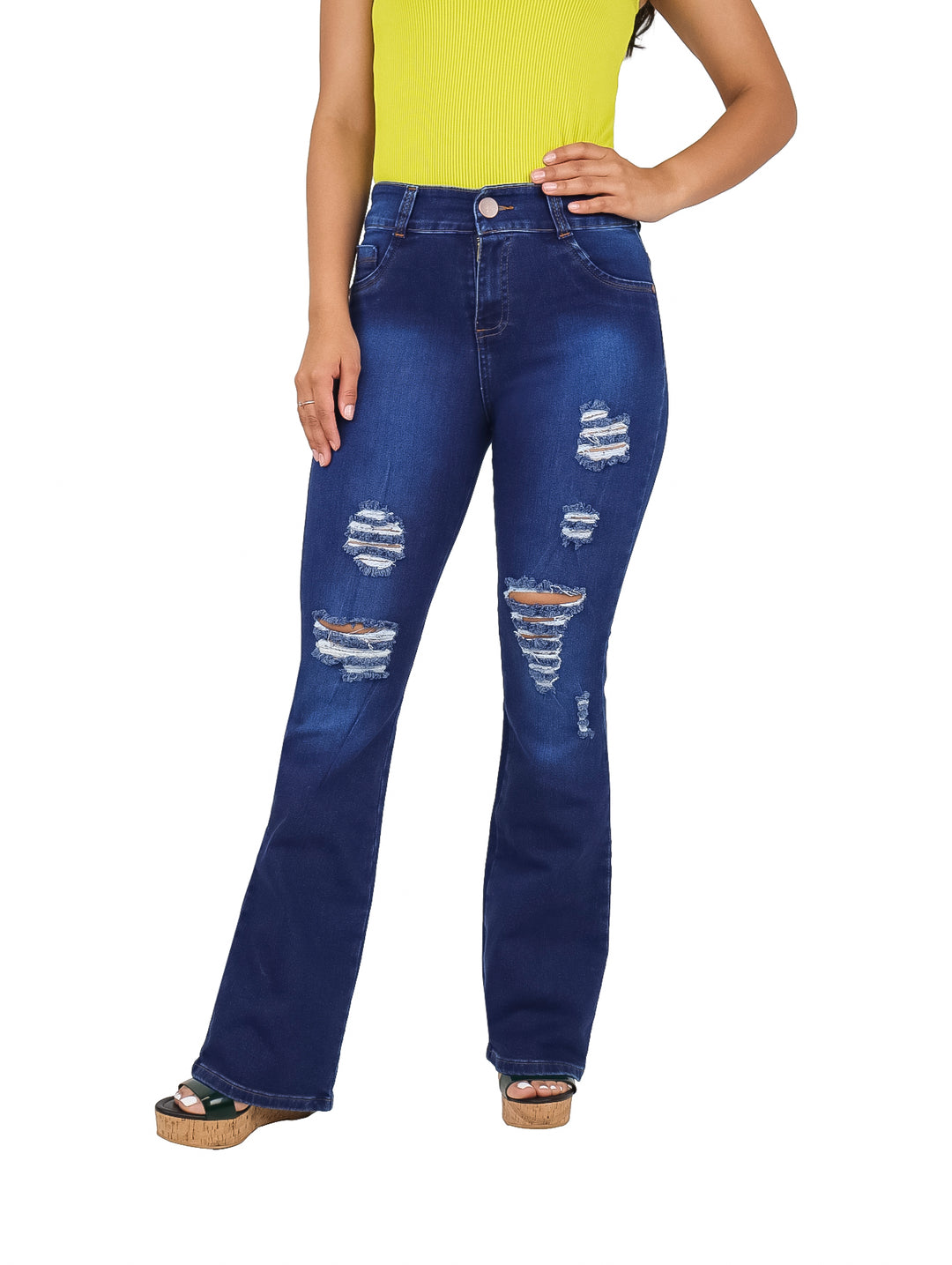 Jeans azul oscuro de corte campana con detalles de destrucción en los muslos.