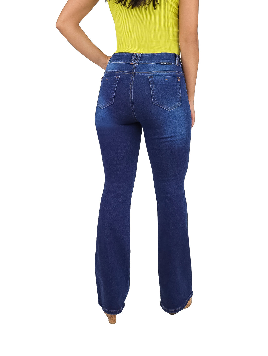 Jeans azul oscuro de corte campana con detalles de destrucción en los muslos.