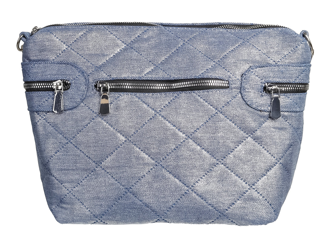 Bolso de hombro Ferretina en color azul mezclilla con diseño acolchado de rombos y tres cierres frontales plateados.