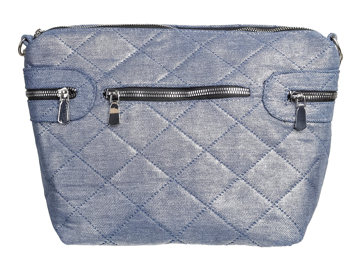 Bolso de hombro Ferretina en color azul mezclilla con diseño acolchado de rombos y tres cierres frontales plateados.