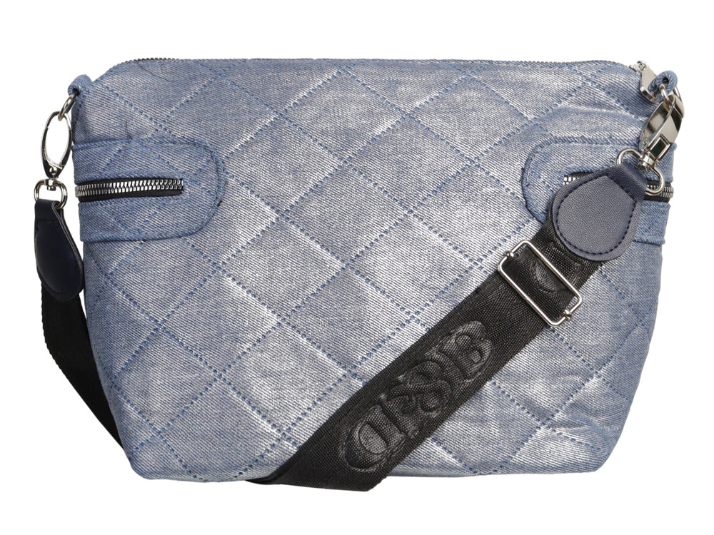 Bolso de hombro Ferretina en color azul mezclilla con diseño acolchado de rombos y tres cierres frontales plateados.