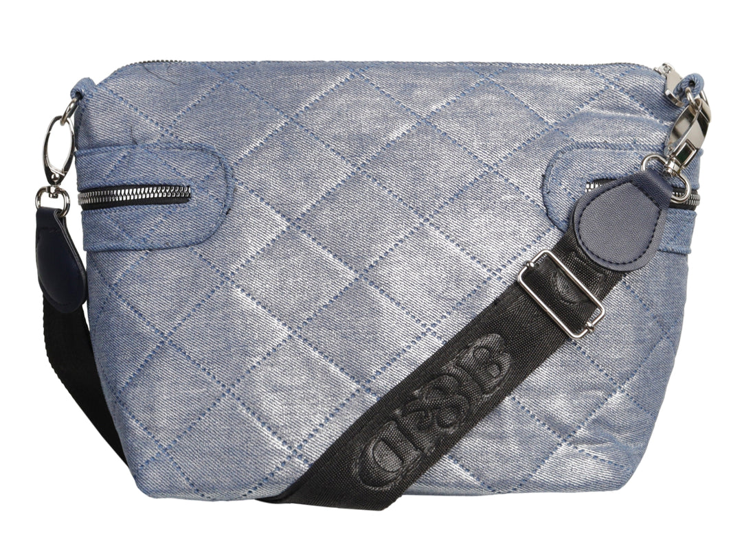 Bolso de hombro Ferretina en color azul mezclilla con diseño acolchado de rombos y tres cierres frontales plateados.