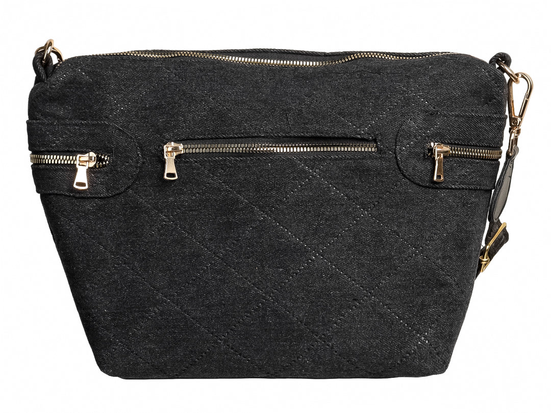Bolso de hombro Ferretina color negro con textura acolchada en forma de rombos y cierres dorados.