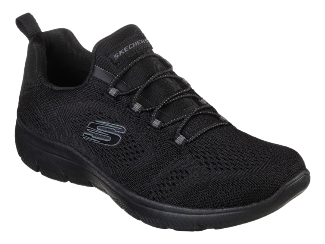 Tenis deportivos Skechers color negro con tejido de malla y suela flexible.
