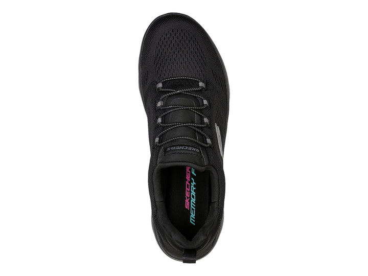 Tenis deportivos Skechers color negro con tejido de malla y suela flexible.