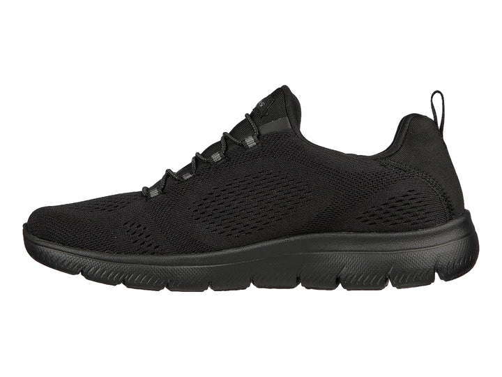 Tenis deportivos Skechers color negro con tejido de malla y suela flexible.