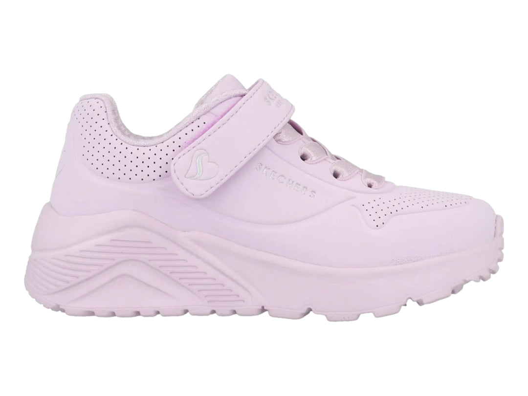 Tenis Skechers color morado claro para niña con cierre de correa velcro y suela robusta.