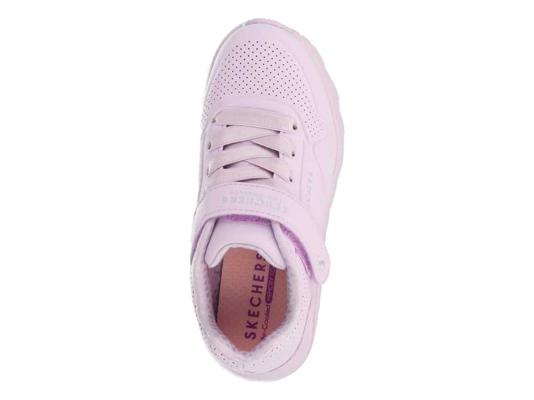 Tenis Skechers color morado claro para niña con cierre de correa velcro y suela robusta.