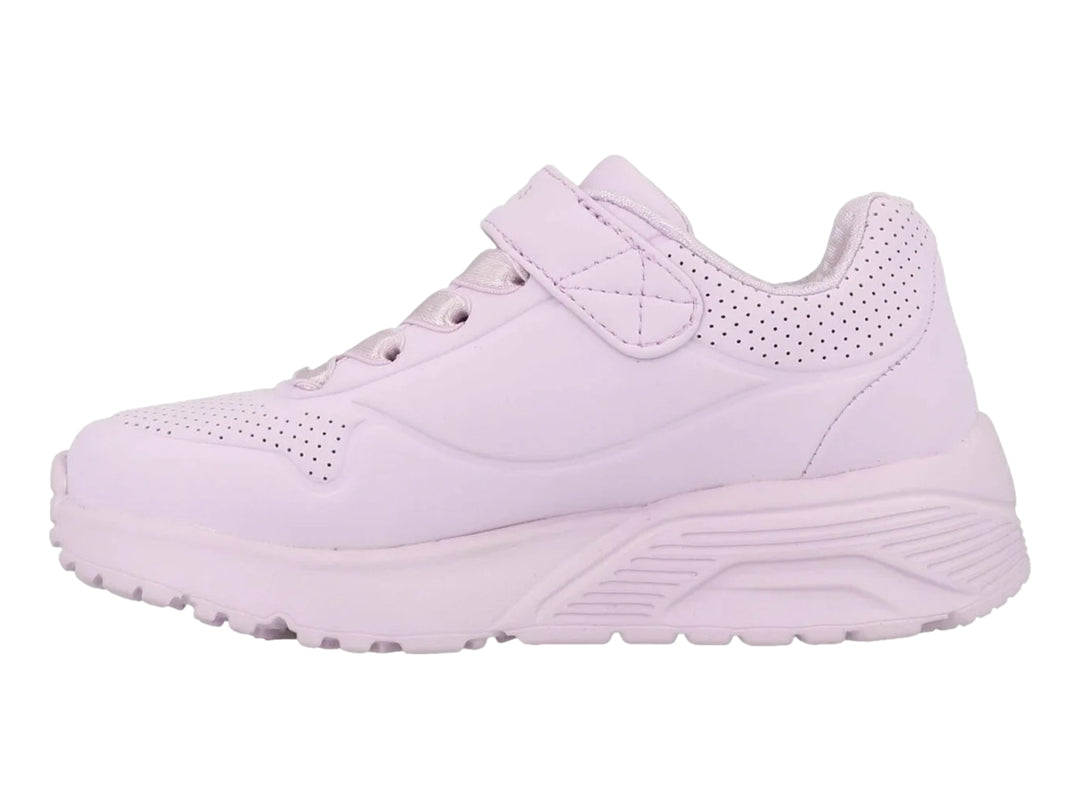 Tenis Skechers color morado claro para niña con cierre de correa velcro y suela robusta.