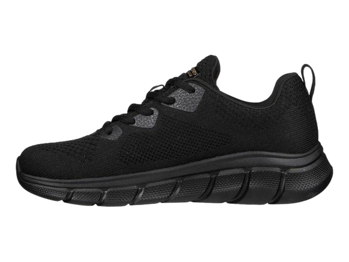 Zapato deportivo Skechers color negro con tejido transpirable y suela flexible.