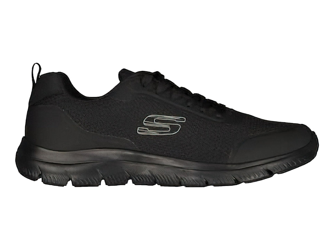 Tenis deportivos Skechers color negro con tejido de malla y suela flexible.