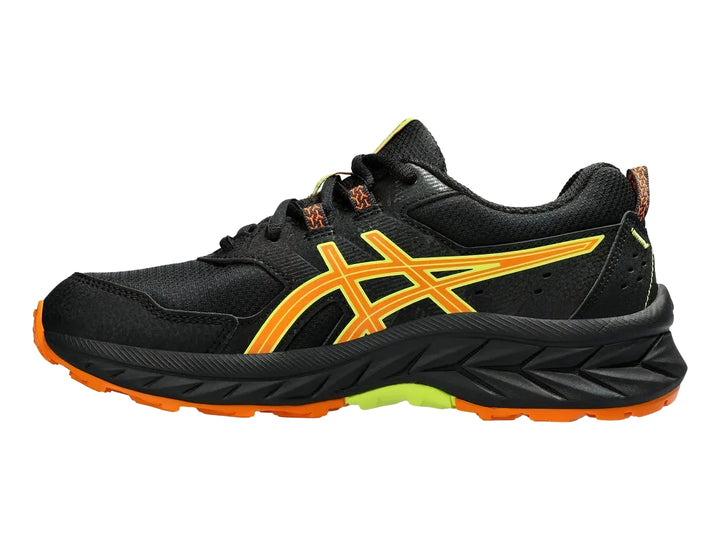 Tenis deportivos ASICS color negro con detalles en naranja y verde lima para niños.