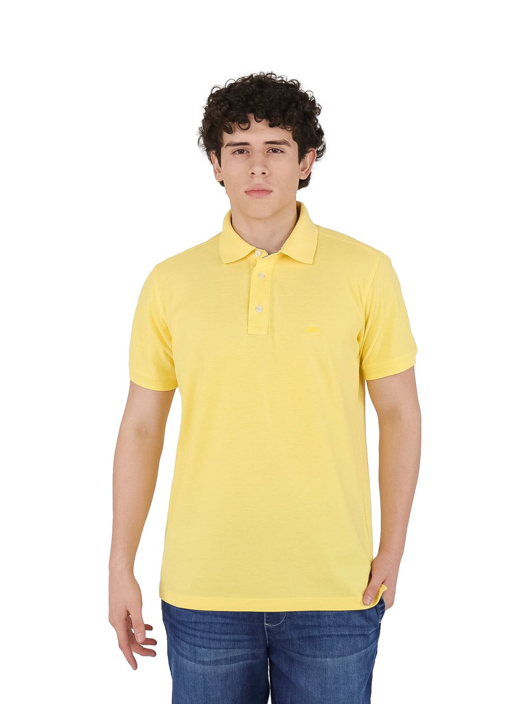 Hombre vistiendo playera polo color paja de manga corta y cuello con botones.