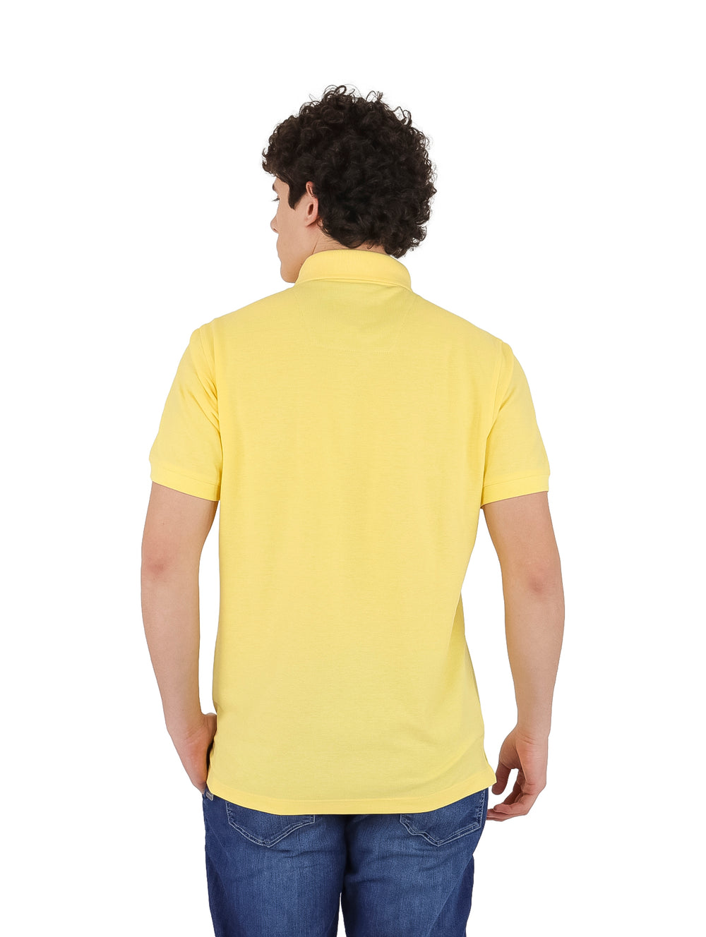 Hombre vistiendo playera polo color paja de manga corta y cuello con botones.