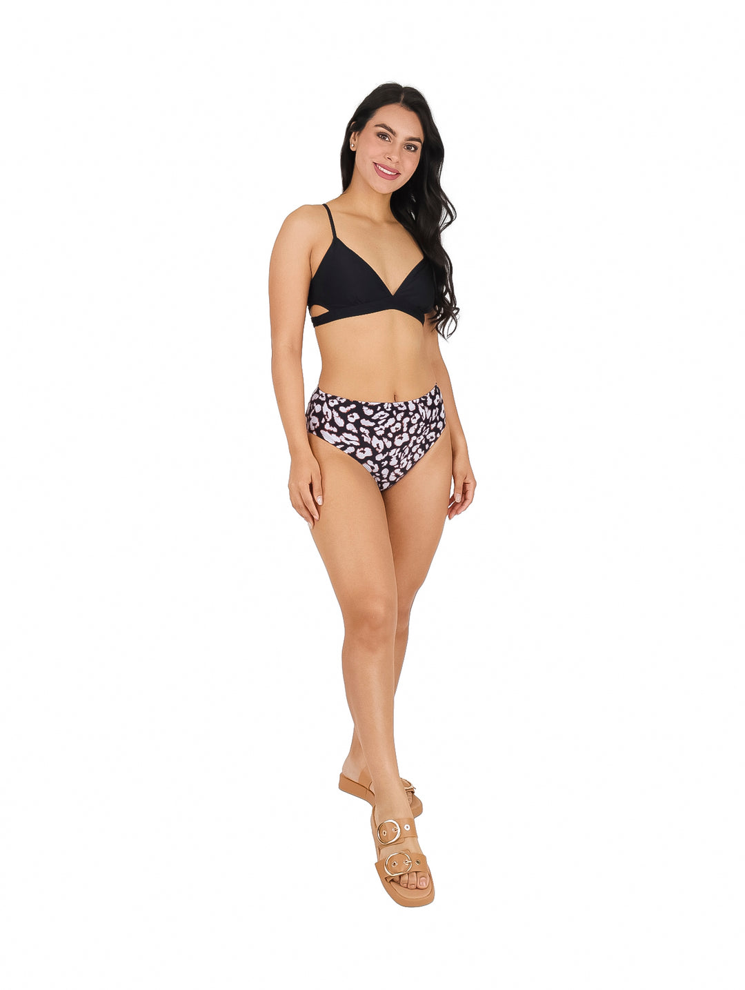 Traje de baño de dos piezas con top negro y parte inferior con estampado animal print.