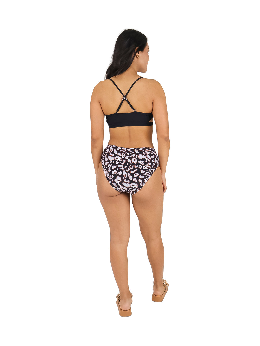 Traje de baño de dos piezas con top negro y parte inferior con estampado animal print.