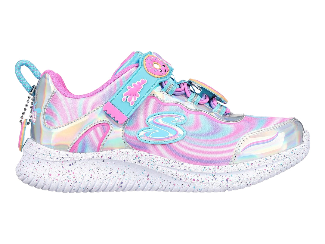 Tenis Skechers infantiles multicolores con acabado brillante, detalles en plata y suela blanca moteada.