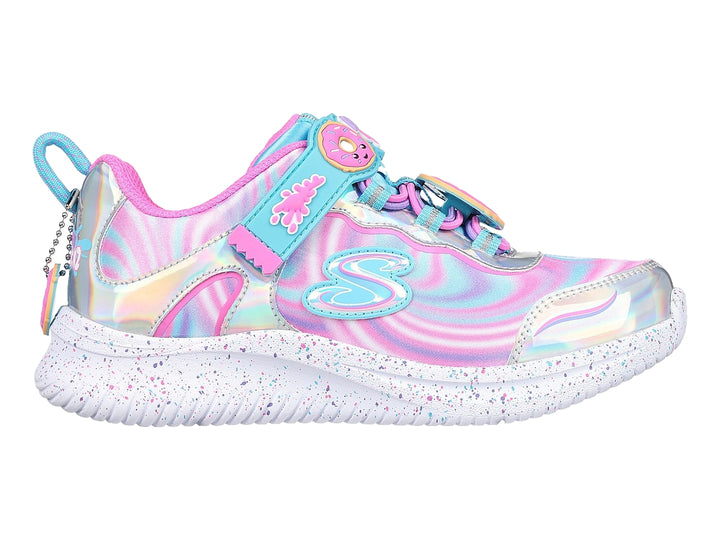 Tenis Skechers infantiles multicolores con acabado brillante, detalles en plata y suela blanca moteada.