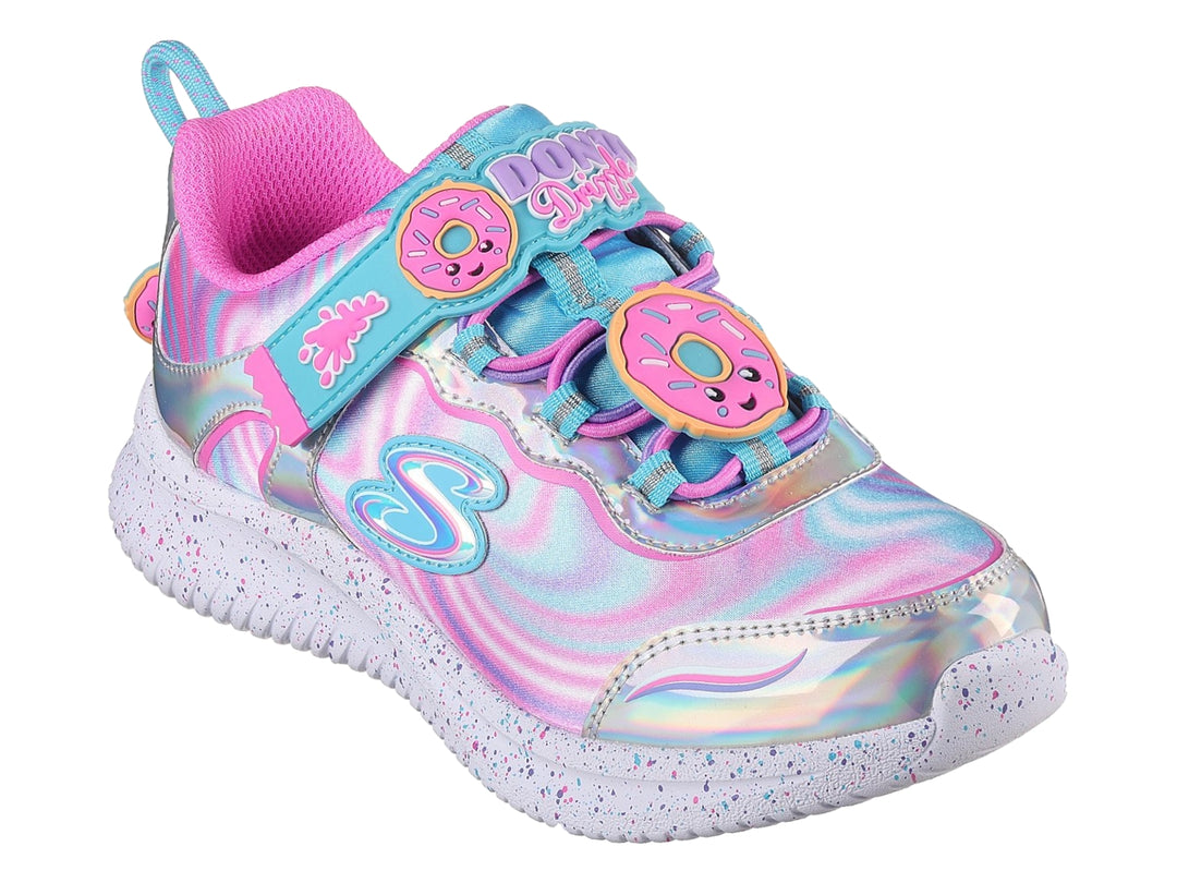 Tenis Skechers infantiles multicolores con acabado brillante, detalles en plata y suela blanca moteada.