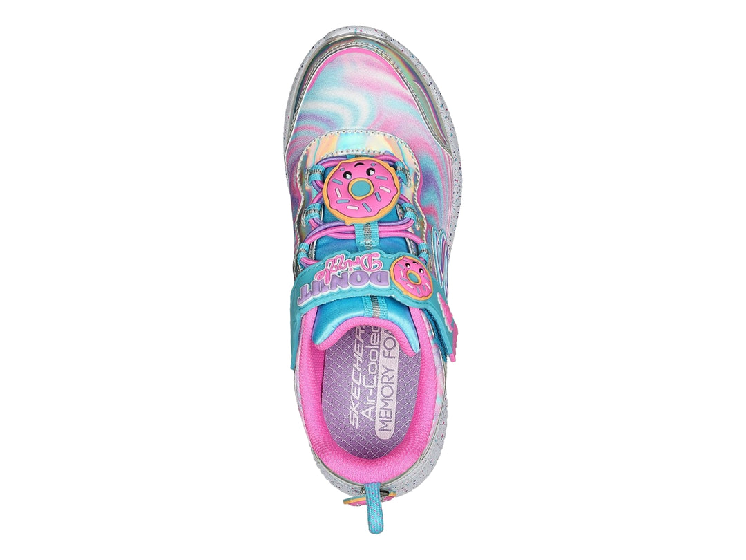 Tenis Skechers infantiles multicolores con acabado brillante, detalles en plata y suela blanca moteada.