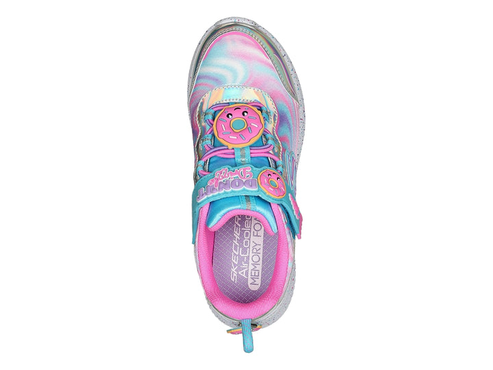 Tenis Skechers infantiles multicolores con acabado brillante, detalles en plata y suela blanca moteada.