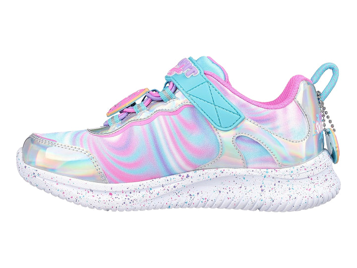 Tenis Skechers infantiles multicolores con acabado brillante, detalles en plata y suela blanca moteada.