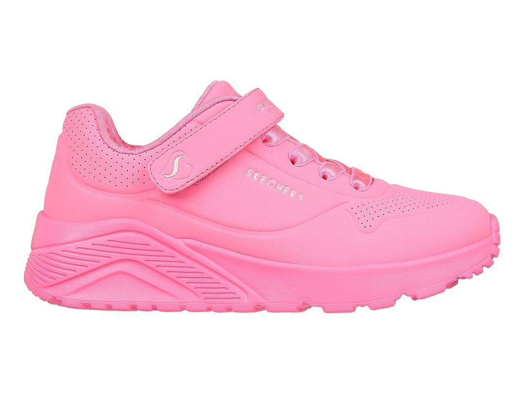 Tenis deportivos Skechers color rosa brillante con correa de velcro.