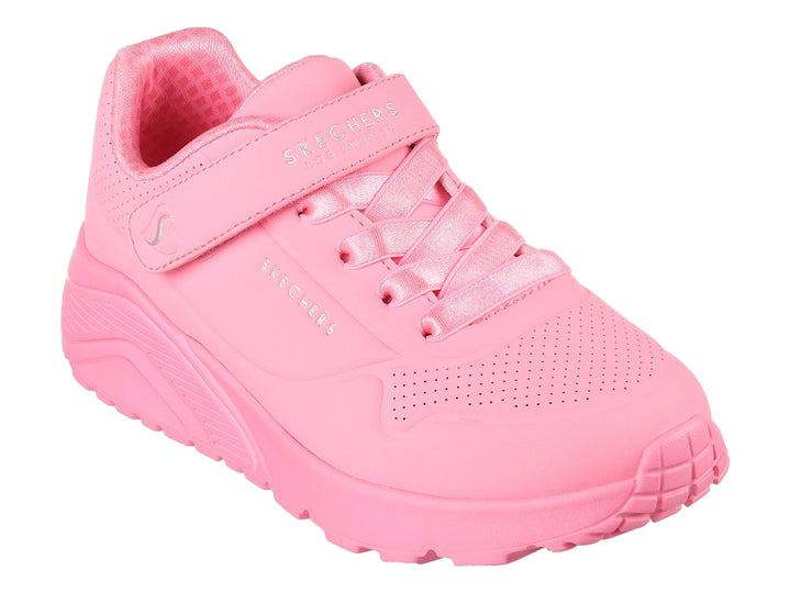 Tenis deportivos Skechers color rosa brillante con correa de velcro.