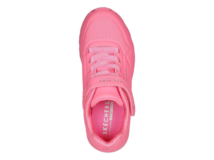Tenis deportivos Skechers color rosa brillante con correa de velcro.