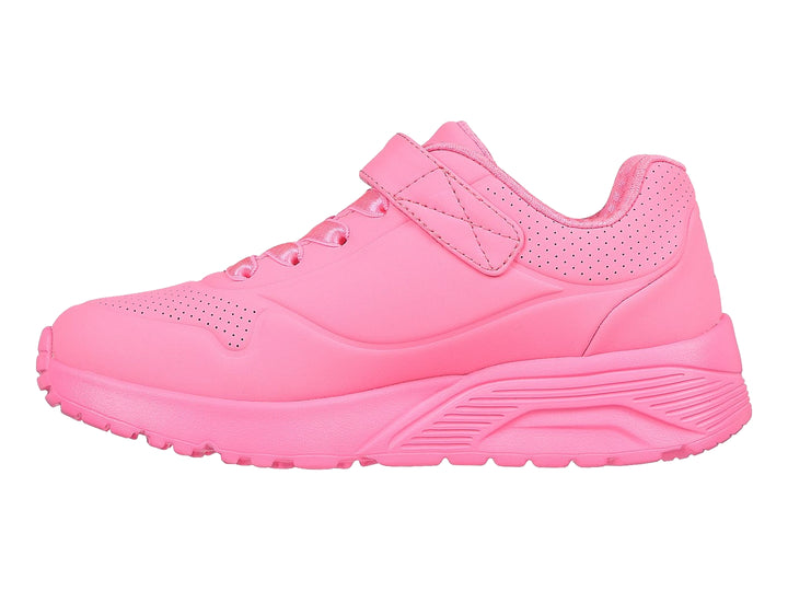 Tenis deportivos Skechers color rosa brillante con correa de velcro.