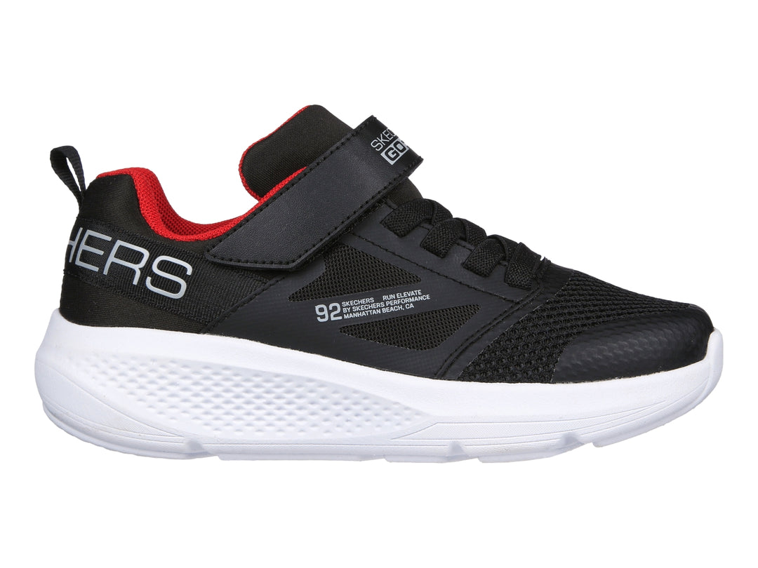 Tenis deportivos Skechers color negro con suela blanca y detalles en rojo.
