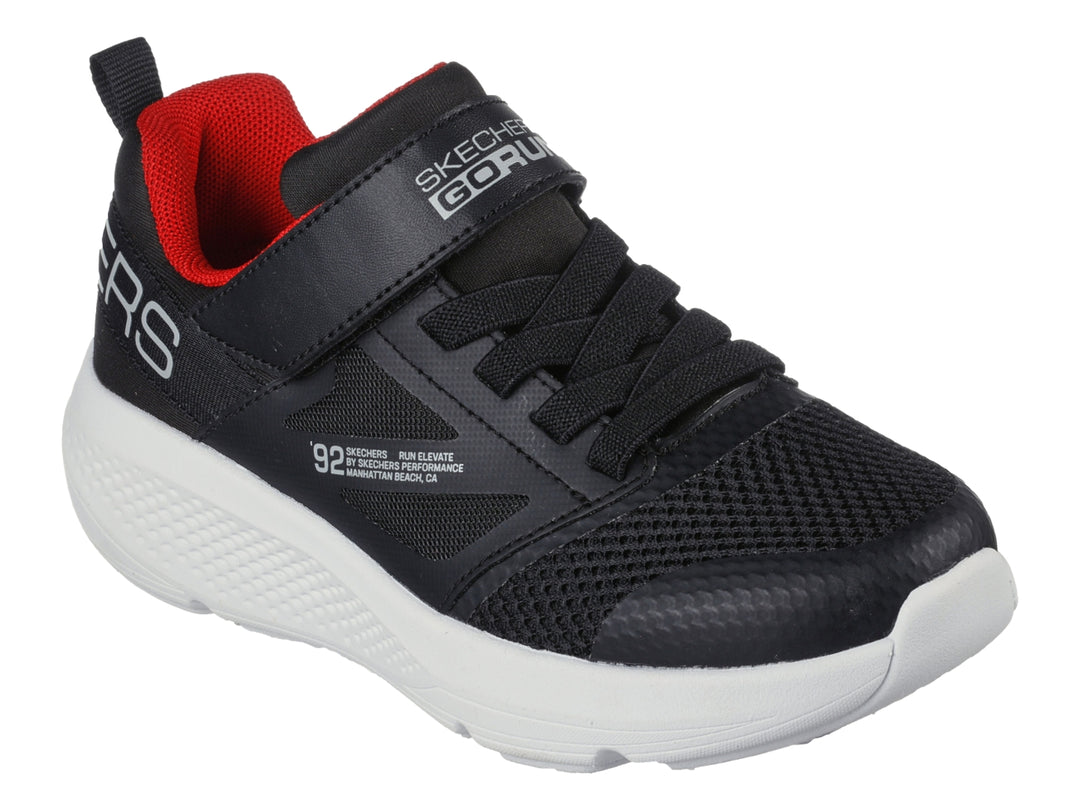 Tenis deportivos Skechers color negro con suela blanca y detalles en rojo.