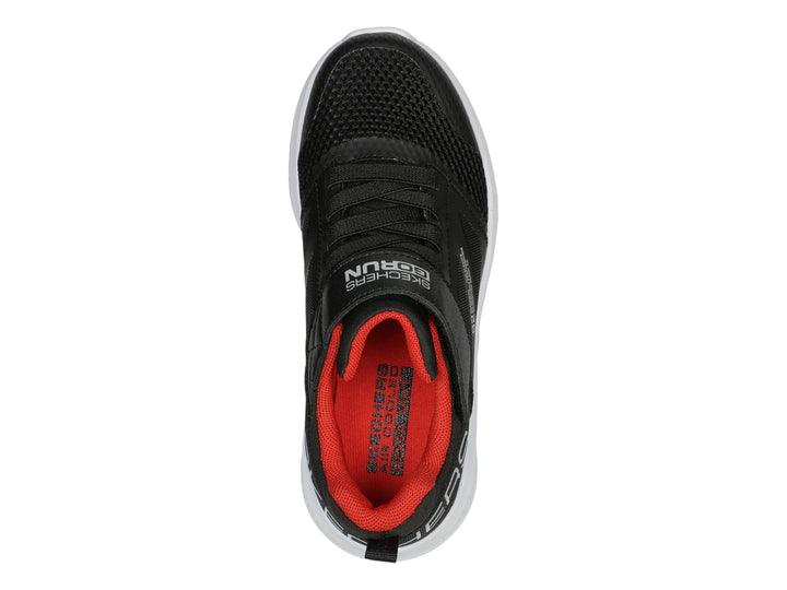 Tenis deportivos Skechers color negro con suela blanca y detalles en rojo.