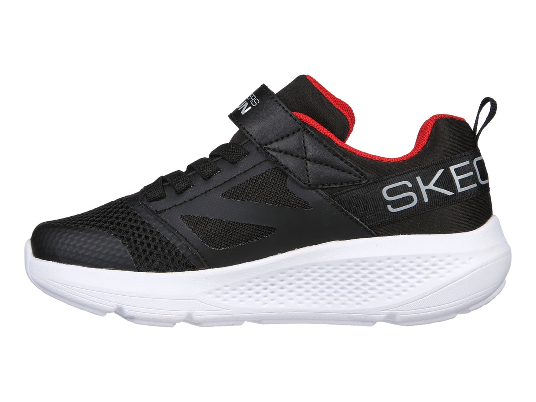 Tenis deportivos Skechers color negro con suela blanca y detalles en rojo.