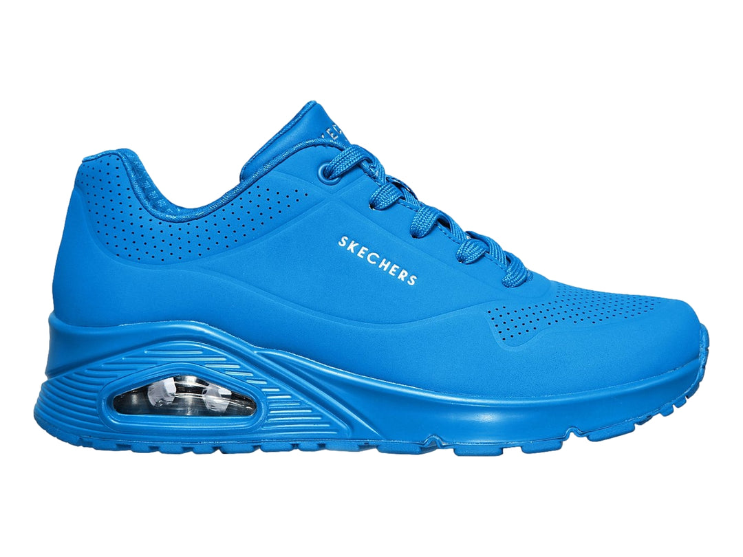 Tenis deportivos Skechers en color azul brillante con cámara de aire visible en el talón y suela texturizada.