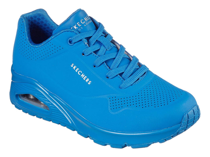 Tenis deportivos Skechers en color azul brillante con cámara de aire visible en el talón y suela texturizada.