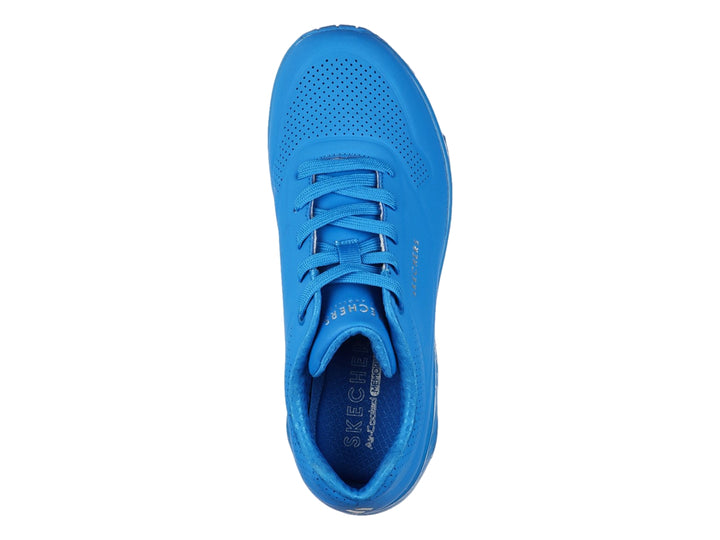 Tenis deportivos Skechers en color azul brillante con cámara de aire visible en el talón y suela texturizada.
