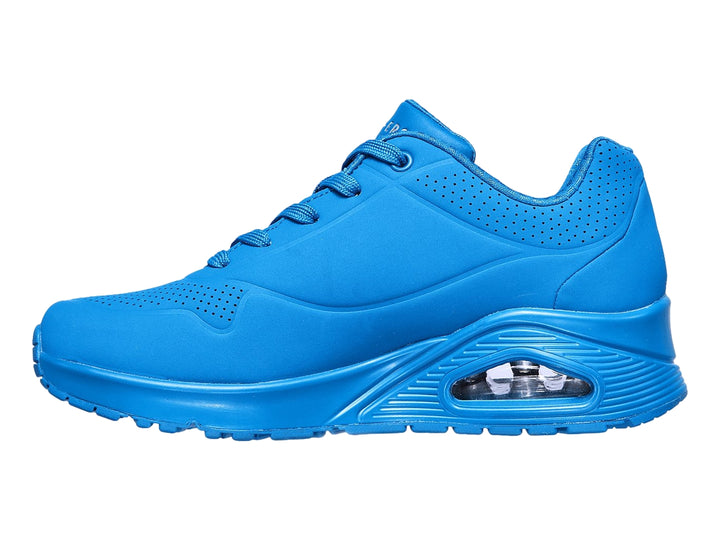 Tenis deportivos Skechers en color azul brillante con cámara de aire visible en el talón y suela texturizada.