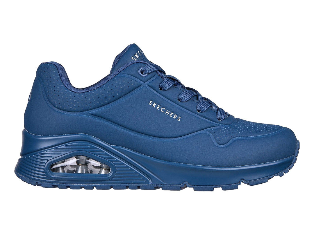 Tenis deportivos Skechers en color azul marino con cámara de aire visible en el talón y cierre de cordones.
