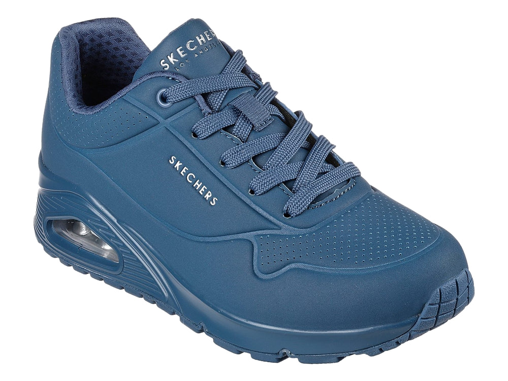 Tenis deportivos Skechers en color azul marino con cámara de aire visible en el talón y cierre de cordones.