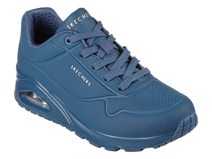 Tenis deportivos Skechers en color azul marino con cámara de aire visible en el talón y cierre de cordones.