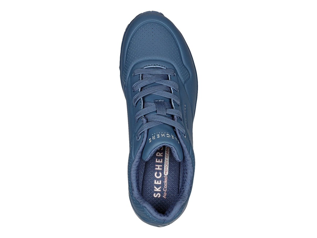 Tenis deportivos Skechers en color azul marino con cámara de aire visible en el talón y cierre de cordones.