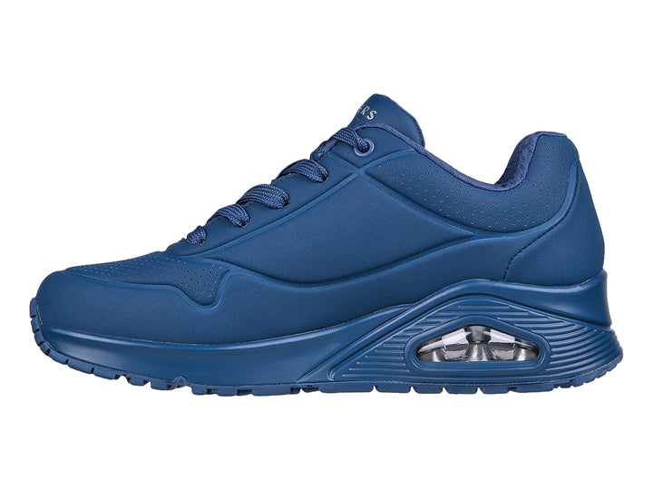 Tenis deportivos Skechers en color azul marino con cámara de aire visible en el talón y cierre de cordones.