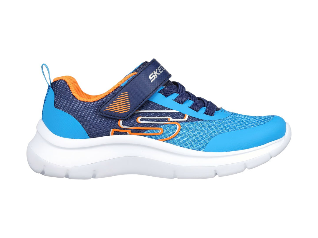Tenis deportivos Skechers para niño en colores azul y azul marino con detalles en naranja y suela blanca.