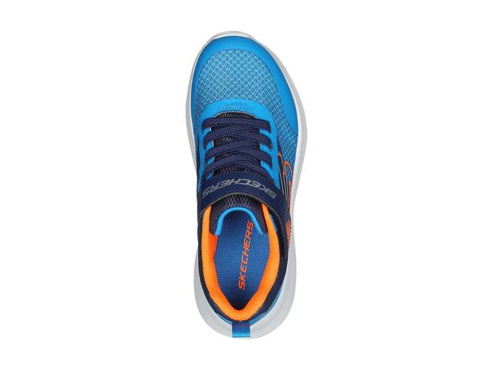 Tenis deportivos Skechers para niño en colores azul y azul marino con detalles en naranja y suela blanca.