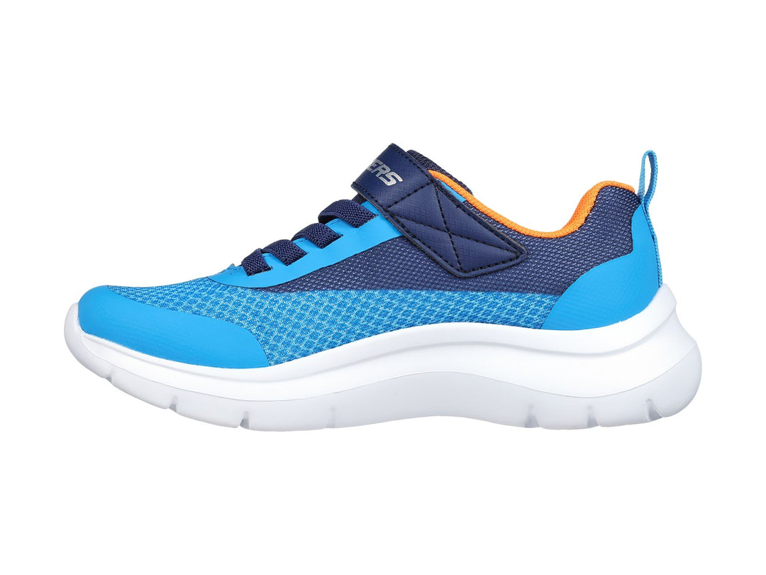 Tenis deportivos Skechers para niño en colores azul y azul marino con detalles en naranja y suela blanca.