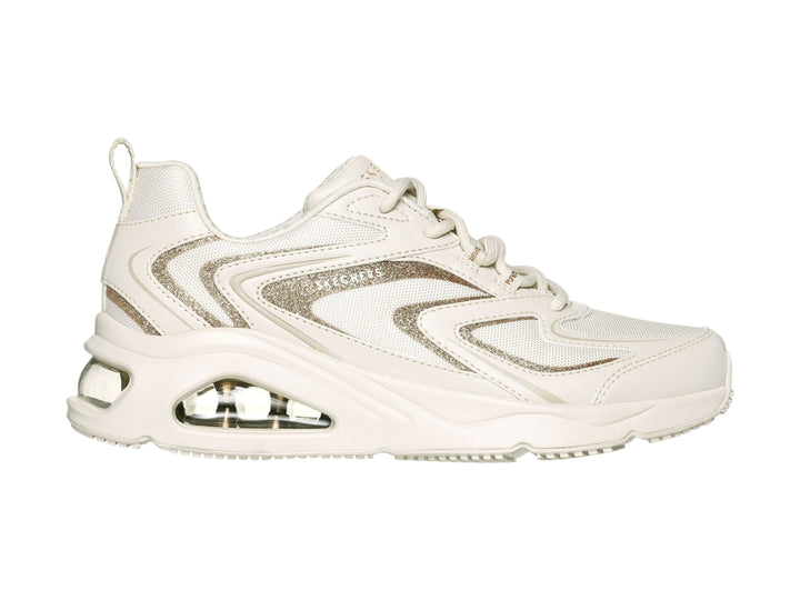 Tenis deportivos Skechers color blanco con detalles dorados y suela con cámara de aire visible.